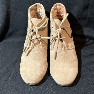 EUC TOMS WEDGE BOOTIES SZ 7.5  beige, tie up